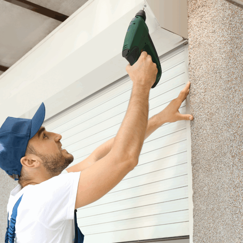Technicien reparant un rideau