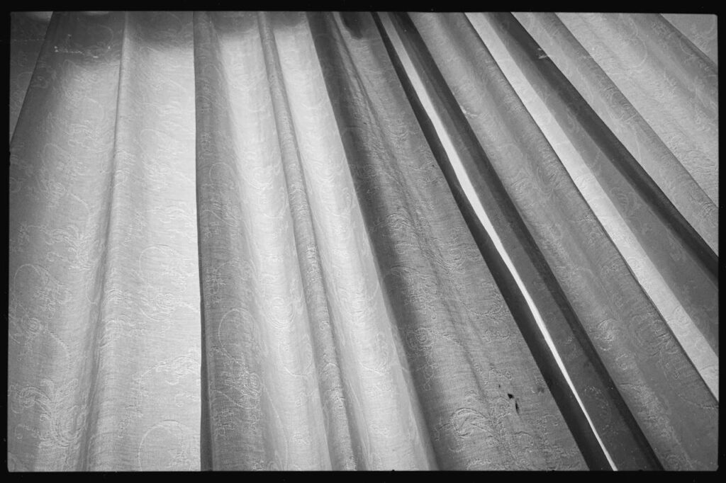 Rideaux élégants aux motifs complexes dans une esthétique monochrome.